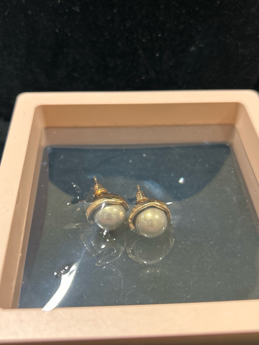 Gold
Color stud earrings - Picture 2 of 2